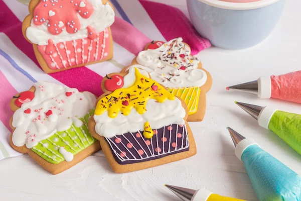 Renkli kurabiye cupcake şeklinde krema 