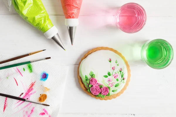 Güllü boyalı zencefilli kurabiye. Üstten Görünüm