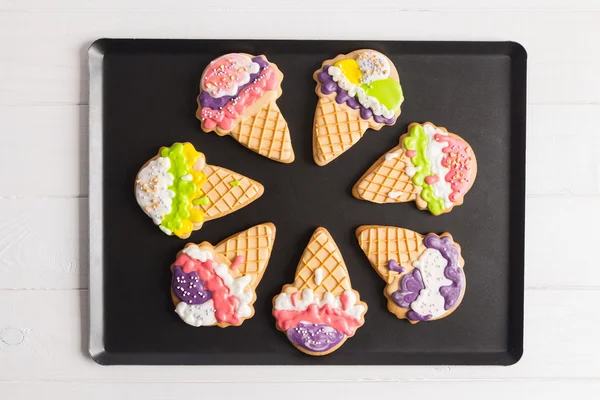 Galletas de jengibre con forma de cono de hielo colorido —  Fotos de Stock