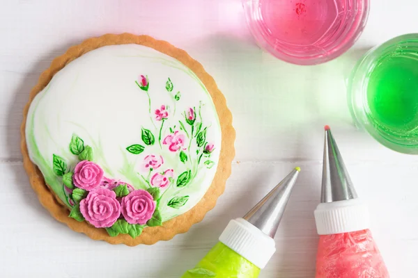 Painted gingerbread cookie with roses. Top view — Stock Photo, Image