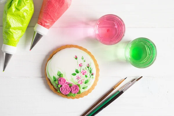 Painted gingerbread cookie with roses. Top view — Stock Photo, Image