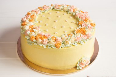 Soluk sarı mousse kek krem pastel çiçek ile