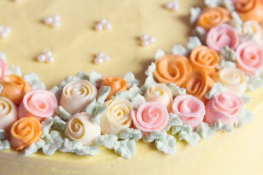 Pastel renkli krem çiçek pasta Dekorasyonu kadar kapatın