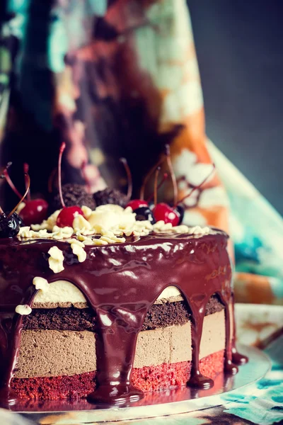 레이어 케이크 장식 초콜릿 글레이즈, 크림 꽃과 체 — 스톡 사진