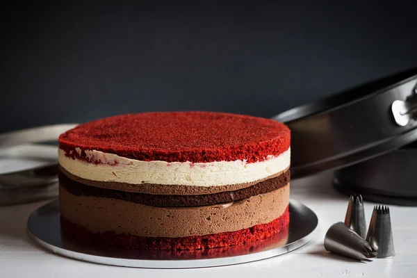 与红色天鹅绒、 巧克力饼干和奶油裸层蛋糕 — 图库照片