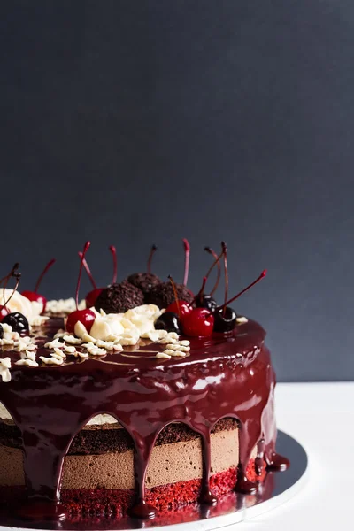 Couche gâteau décoré avec glaçure au chocolat, fleurs crème et che — Photo