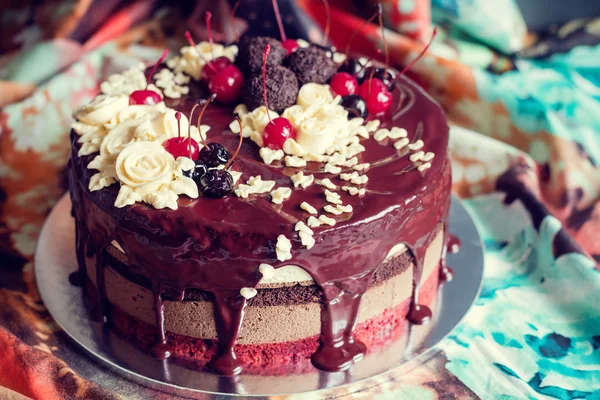 Layer cake decorated with chocolate glaze, cream flowers and che — Stock Photo, Image
