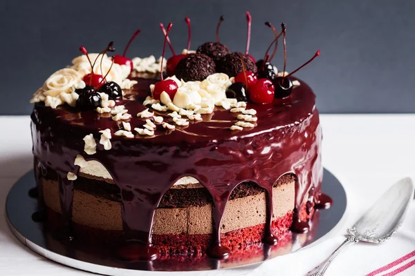 Vrstva koláče zdobené čokoládovou polevou, krém květiny a che — Stock fotografie