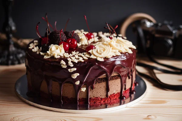 Couche gâteau décoré avec glaçure au chocolat, fleurs crème et che — Photo