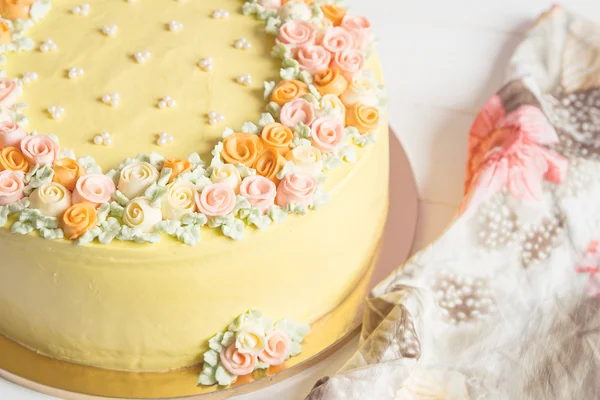 Blassgelber Moussekuchen mit pastellcremefarbenen Blüten — Stockfoto