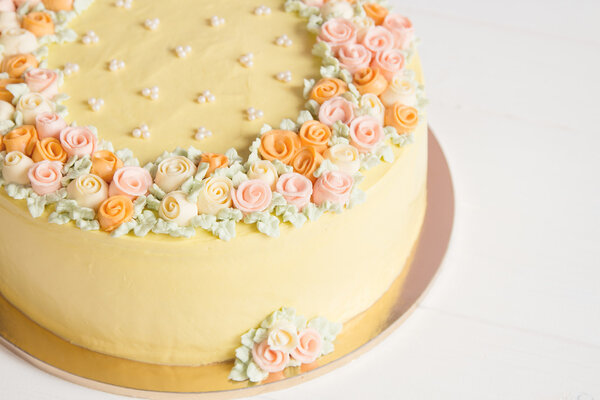 Бледно-желтый мусс с кремовыми цветами
