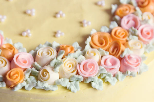 Close up pastel colorido flores creme bolo decoração — Fotografia de Stock