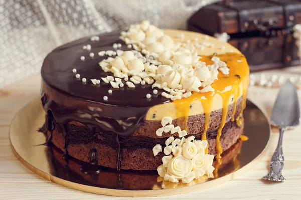 Romaantic tårta med choklad glasyr, grädde blommor och mango pa — Stockfoto