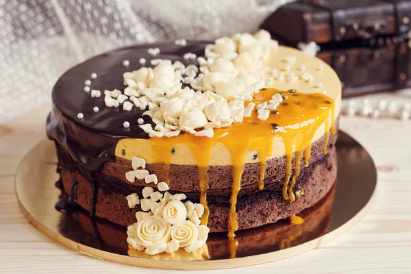 Torta romántica con glaseado de chocolate, flores de crema y mango pa —  Fotos de Stock