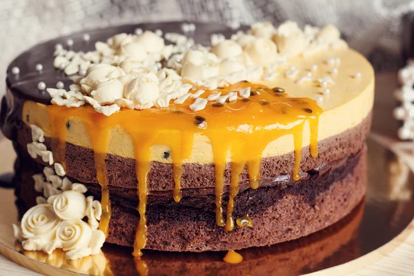 Romaantic cake met chocolade glazuur, crème bloemen en mango pa — Stockfoto