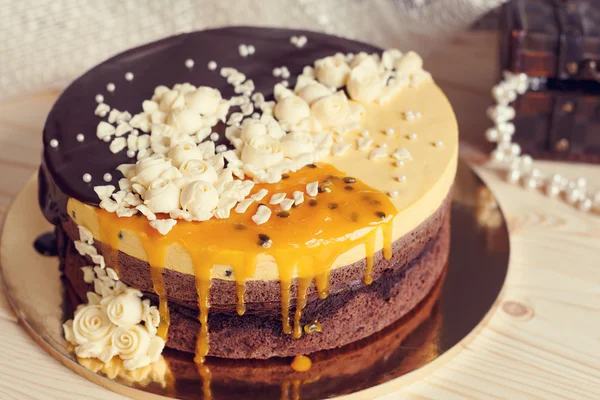 Torta romantica con glassa al cioccolato, crema di fiori e mango pa — Foto Stock
