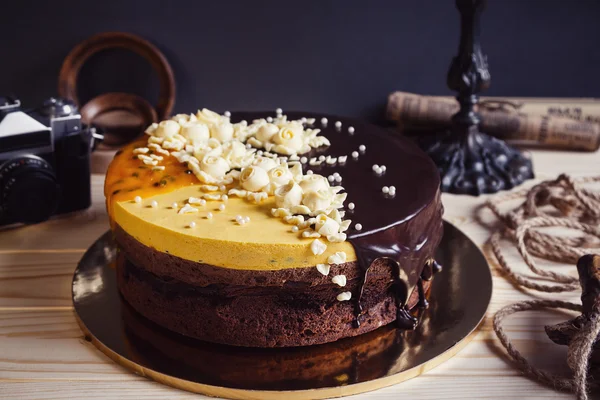Çiçek süslemeleri ve mango mousse ile karanlık çikolatalı kek