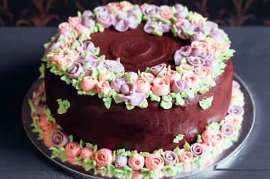 Ev yapımı çikolatalı kek krem renkli çiçekler
