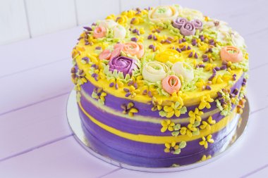 Çiçekli renkli ev yapımı kek