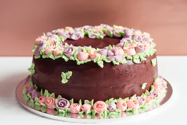 カラフルなクリーム色の花と自家製チョコレート ケーキ — ストック写真