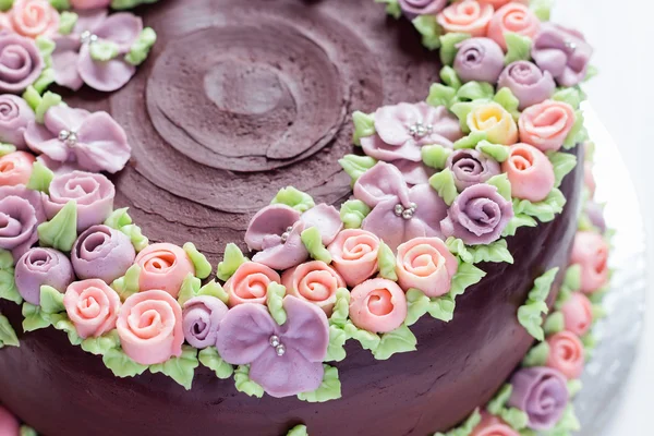 Closeup decoração floral no bolo de chocolate — Fotografia de Stock