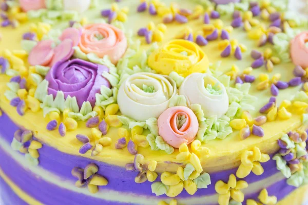 Cremă de închidere decorare florală pe tort colorat — Fotografie, imagine de stoc