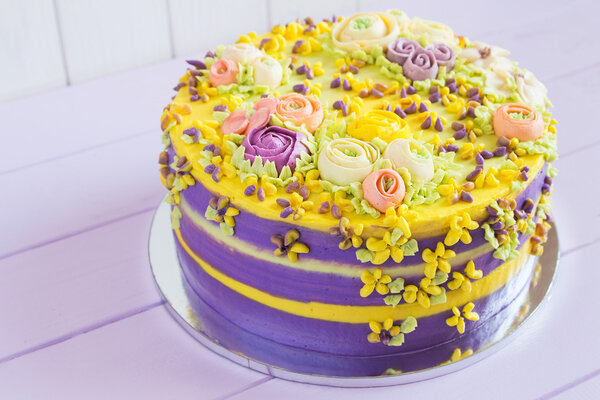 Красочный домашний торт с цветами
