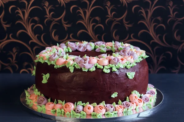 Bolo de chocolate caseiro com flores de creme coloridas — Fotografia de Stock