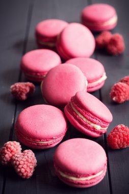 Siyah ahşap zemin üzerine ahududu macaroons
