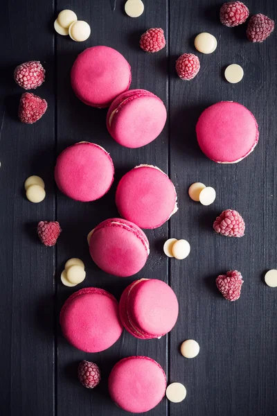 Siyah ahşap zemin üzerine ahududu macaroons