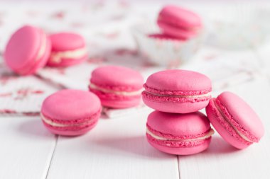 Beyaz ahşap zemin üzerinde mürekkep ahududu macaroons