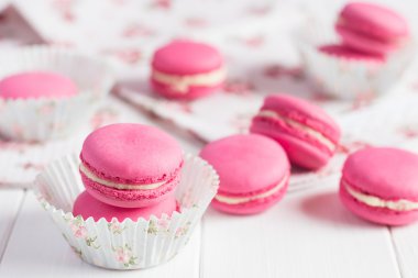 Beyaz ahşap zemin üzerinde mürekkep ahududu macaroons