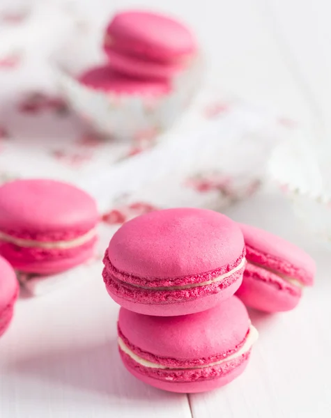 Ink raspberry macaroons on white wooden background — Stock Photo, Image