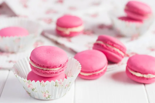 Ink raspberry macaroons on white wooden background — Stock Photo, Image