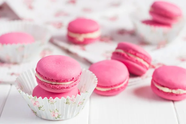 Tinta framboesa macaroons no fundo de madeira branco — Fotografia de Stock