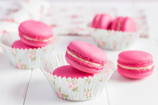 Tinta framboesa macaroons no fundo de madeira branco — Fotografia de Stock