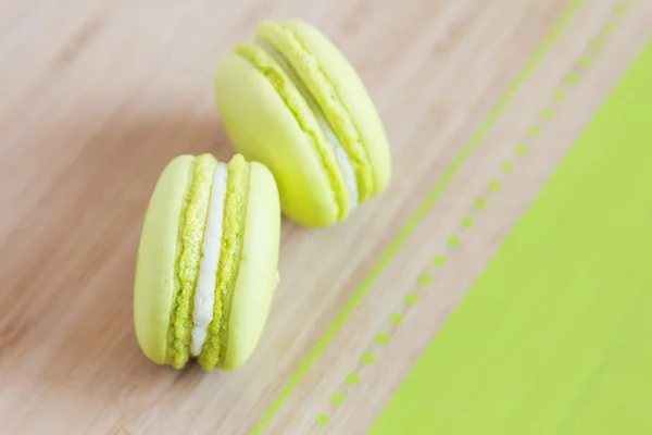 Top view of some green macaroons on wooden background — Stock Photo, Image