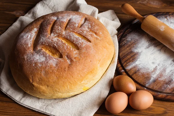 Top view of freshly baked traditional bread on rustic wooden bac — Stock Photo, Image