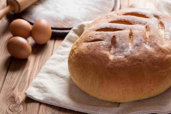 Freshly baked traditional bread on rustic wooden background — Stock Photo, Image