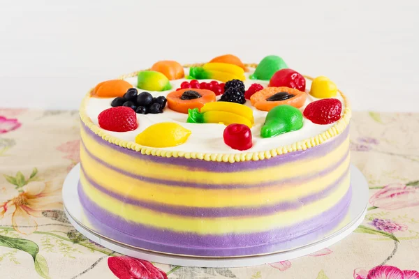 Πολύχρωμο κέικ με πολτό φρούτων για το κόμμα παιδιά — Φωτογραφία Αρχείου