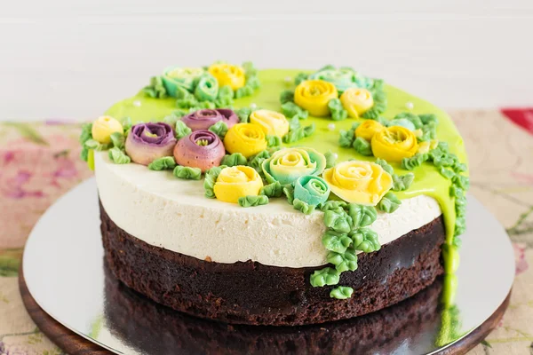 Zelfgemaakte cake met crème kleurige bloemen — Stockfoto