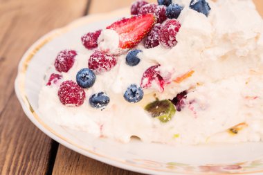 Pavlova pasta dilimi