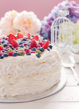 Yaz berry Pavlova kek