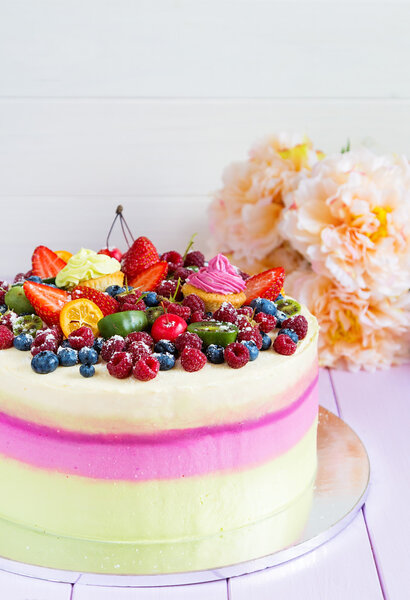 красочный фруктовый торт
