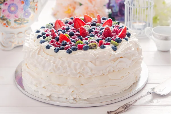 Summer berry pavlova cake — Stock Photo, Image