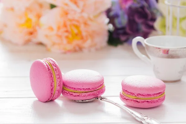 Pink raspberry macaroons — Stock Photo, Image