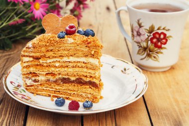 Katmanlı ballı kek.