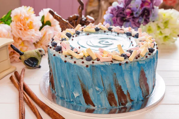Blue cake with marshmallow — Stock Photo, Image