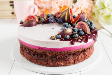 Lavanta mousse ile çikolatalı kek dekore edilmiş