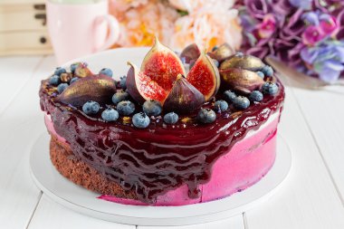 Lavanta mousse ile çikolatalı kek dekore edilmiş